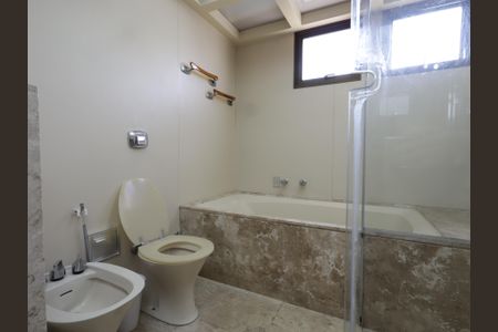 Apartamento à venda com 476m², 4 quartos e 4 vagasBanheiro da Suíte 2