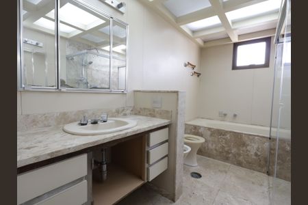 Apartamento à venda com 476m², 4 quartos e 4 vagasBanheiro da Suíte 2