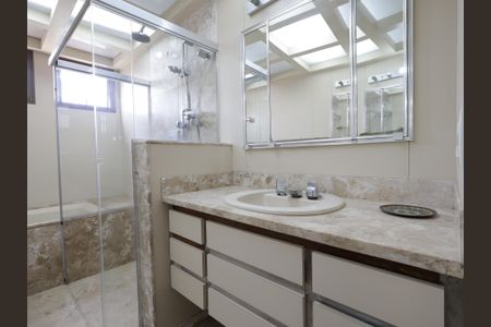 Apartamento à venda com 476m², 4 quartos e 4 vagasBanheiro da Suíte 2