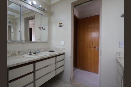 Apartamento à venda com 476m², 4 quartos e 4 vagasBanheiro da Suíte 2