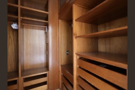 Apartamento à venda com 476m², 4 quartos e 4 vagasCloset da suíte 2