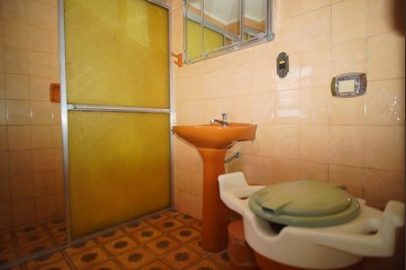 Banheiro Corredor de casa para alugar com 3 quartos, 120m² em São João, Porto Alegre