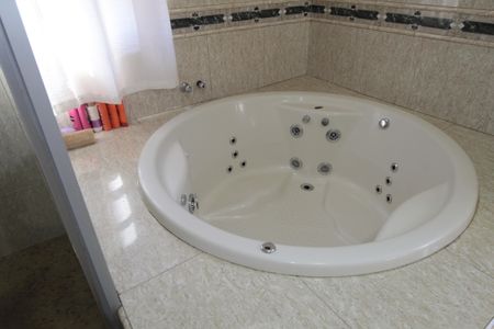 Casa para alugar com 580m², 6 quartos e 4 vagasBanheiro da Suíte 1