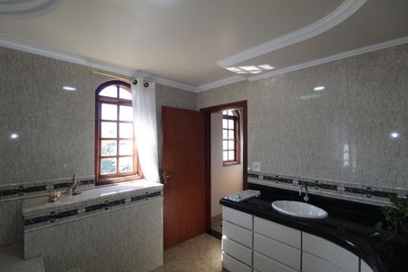 Casa para alugar com 580m², 6 quartos e 4 vagasBanheiro da Suíte 1