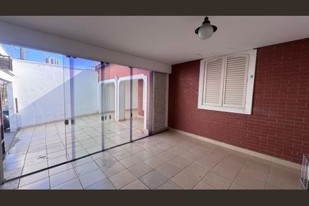 Casa à venda com 130m², 4 quartos e 4 vagas Casa à venda com 130m², 4 quartos e 4 vagasGaragem