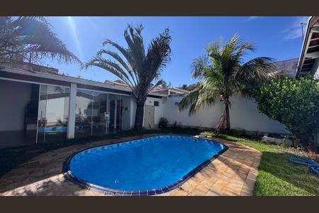 Casa à venda com 130m², 4 quartos e 4 vagas Casa à venda com 130m², 4 quartos e 4 vagasPiscina