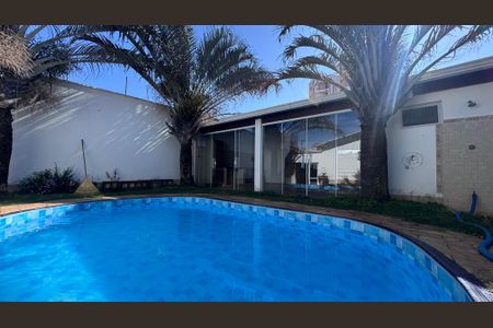 Casa à venda com 130m², 4 quartos e 4 vagas Casa à venda com 130m², 4 quartos e 4 vagasPiscina