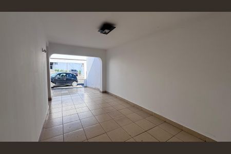 Casa à venda com 130m², 4 quartos e 4 vagas Casa à venda com 130m², 4 quartos e 4 vagasGaragem