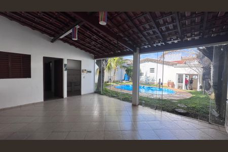 Casa à venda com 130m², 4 quartos e 4 vagas Casa à venda com 130m², 4 quartos e 4 vagasÁrea externa