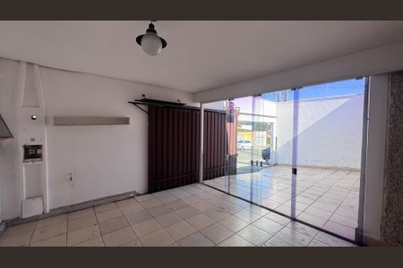 Casa à venda com 130m², 4 quartos e 4 vagas Casa à venda com 130m², 4 quartos e 4 vagasGaragem