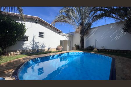 Casa à venda com 130m², 4 quartos e 4 vagas Casa à venda com 130m², 4 quartos e 4 vagasPiscina