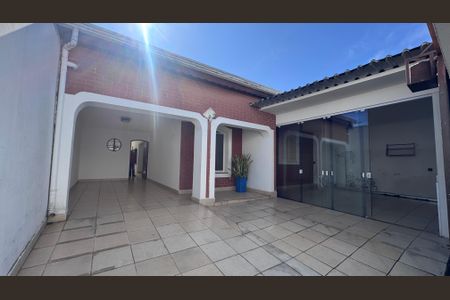 Casa à venda com 130m², 4 quartos e 4 vagas Casa à venda com 130m², 4 quartos e 4 vagasGaragem