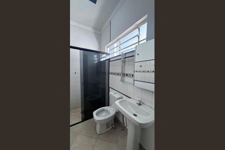 Casa à venda com 130m², 4 quartos e 4 vagas Casa à venda com 130m², 4 quartos e 4 vagasBanheiro da Suíte