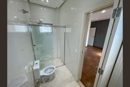 Casa à venda com 380m², 4 quartos e 4 vagas Casa à venda com 380m², 4 quartos e 4 vagasBanheiro da Suíte 2