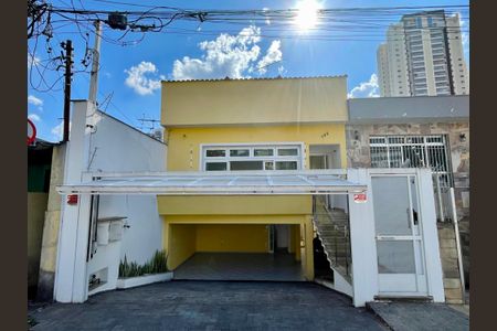 Casa à venda com 380m², 4 quartos e 4 vagas Casa à venda com 380m², 4 quartos e 4 vagasFachada