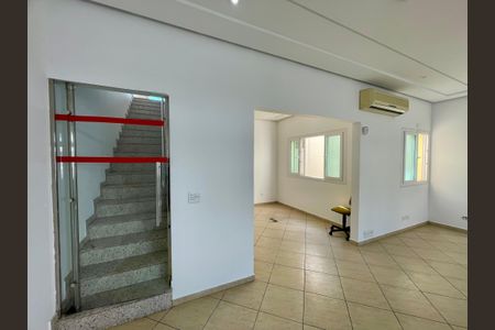 Casa à venda com 380m², 4 quartos e 4 vagas Casa à venda com 380m², 4 quartos e 4 vagasSala 1