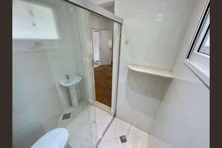 Casa à venda com 380m², 4 quartos e 4 vagas Casa à venda com 380m², 4 quartos e 4 vagasBanheiro da Suíte 1