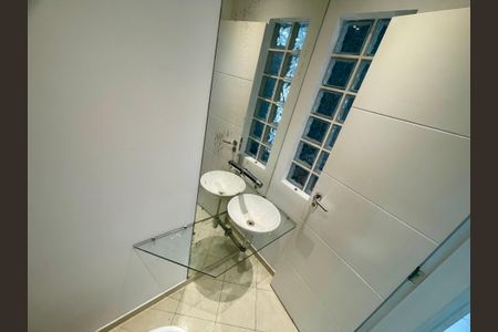 Casa à venda com 380m², 4 quartos e 4 vagas Casa à venda com 380m², 4 quartos e 4 vagasLavabo 2