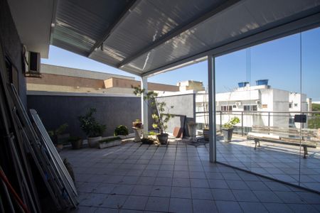 Apartamento para alugar com 240m², 2 quartos e 2 vagas Apartamento para alugar com 240m², 2 quartos e 2 vagasCozinha e Área de Serviço