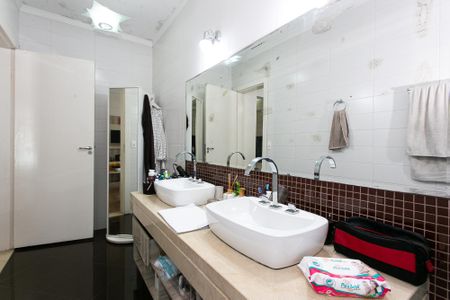 Casa à venda com 320m², 3 quartos e 4 vagasBanheiro da Suíte 1