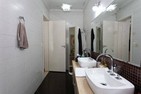 Casa à venda com 320m², 3 quartos e 4 vagasBanheiro da Suíte 1