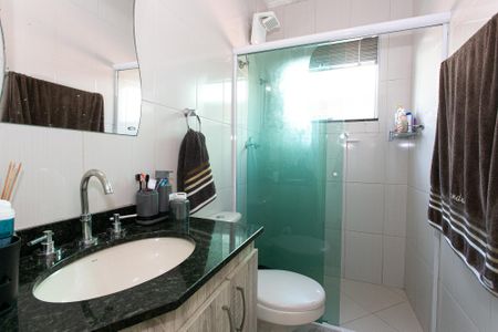 Casa à venda com 320m², 3 quartos e 4 vagasBanheiro da Suíte 2