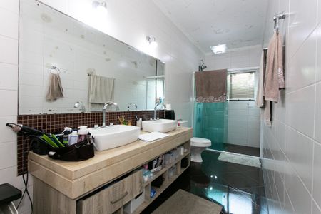 Casa à venda com 320m², 3 quartos e 4 vagasBanheiro da Suíte 1