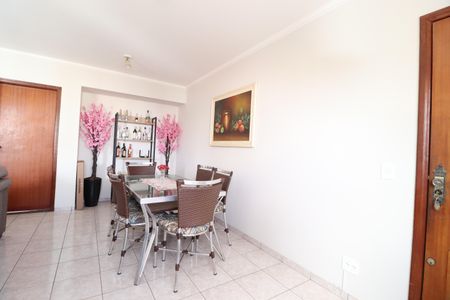 Apartamento para alugar com 3 quartos, 110m² em Saraiva, Uberlândia