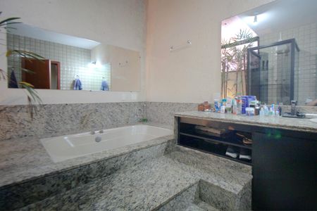 Casa à venda com 460m², 4 quartos e 4 vagasBanheiro da Suíte 1