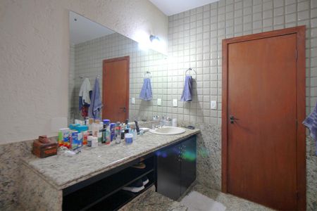 Casa à venda com 460m², 4 quartos e 4 vagasBanheiro da Suíte 1