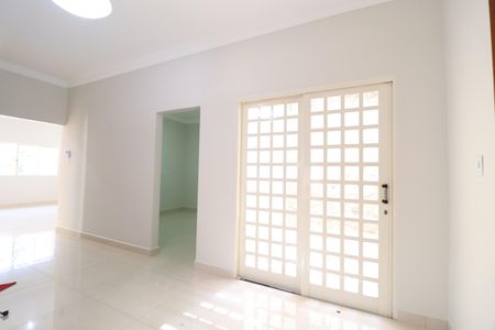 Casa para alugar com 5 quartos, 220m² em Santa Mônica, Uberlândia