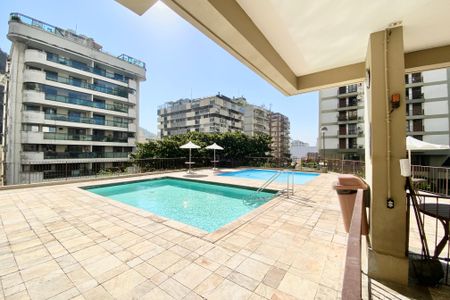 Apartamento à venda com 160m², 3 quartos e 2 vagasÁrea comum piscina 