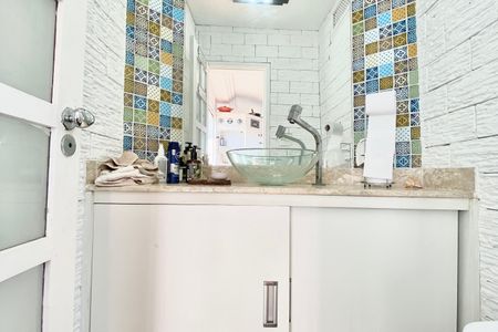 Apartamento à venda com 160m², 3 quartos e 2 vagasSegundo andar-banheiro 