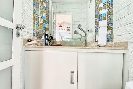 Apartamento à venda com 160m², 3 quartos e 2 vagasSegundo andar- banheiro 