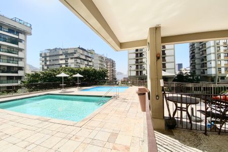Apartamento à venda com 160m², 3 quartos e 2 vagasÁrea comum piscina 