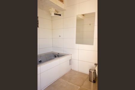 Casa de condomínio para alugar com 490m², 2 quartos e 7 vagasBanheiro de Serviço