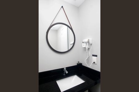 Banheiro de kitnet/studio para alugar com 1 quarto, 38m² em Auxiliadora, Porto Alegre