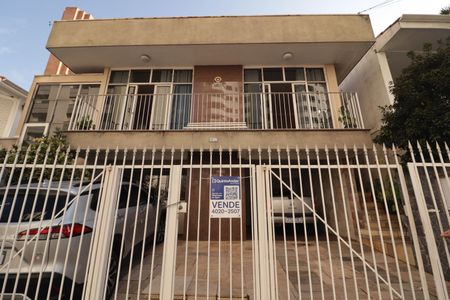 Casa à venda com 302m², 4 quartos e 3 vagasFachada
