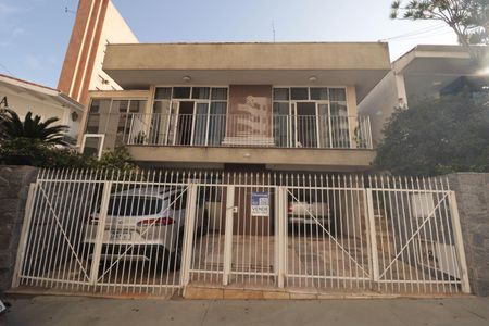Casa à venda com 302m², 4 quartos e 3 vagasFachada