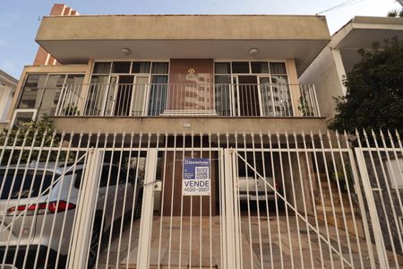 Casa à venda com 302m², 4 quartos e 3 vagas Casa à venda com 302m², 4 quartos e 3 vagasFachada