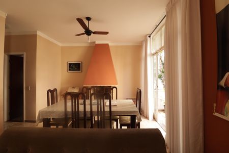 Casa à venda com 302m², 4 quartos e 3 vagasSala