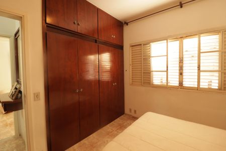 Casa à venda com 302m², 4 quartos e 3 vagas Casa à venda com 302m², 4 quartos e 3 vagasQuarto 1