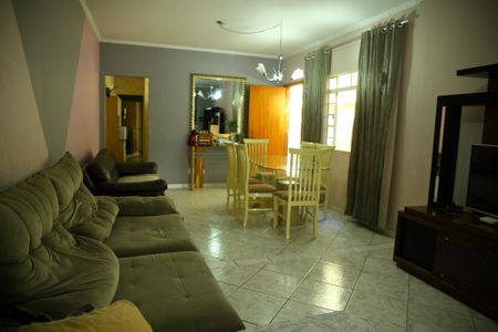 Casa à venda com 160m², 3 quartos e 2 vagasSala