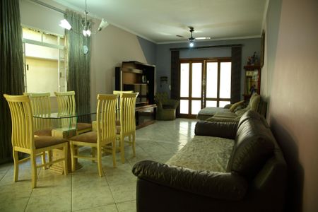 Casa à venda com 160m², 3 quartos e 2 vagasSala