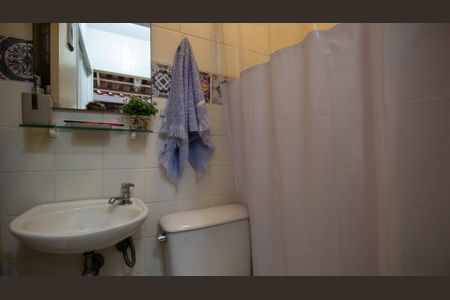 Casa de condomínio à venda com 170m², 4 quartos e 3 vagasBanheiro de Serviço