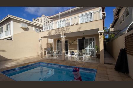 Casa de condomínio à venda com 170m², 4 quartos e 3 vagasQuintal