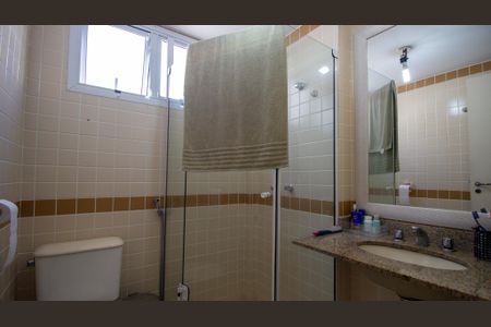 Casa de condomínio à venda com 170m², 4 quartos e 3 vagasBanheiro da Suíte 1