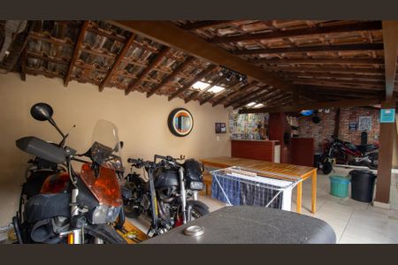 Casa de condomínio à venda com 170m², 4 quartos e 3 vagasQuintal