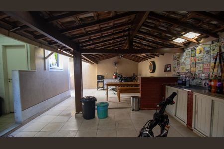 Casa de condomínio à venda com 170m², 4 quartos e 3 vagasQuintal