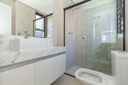 Apartamento à venda com 93m², 2 quartos e 2 vagas Apartamento à venda com 93m², 2 quartos e 2 vagasBanheiro da Suíte 1